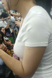 丰满的让这个车厢有点拥挤