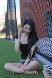 街拍格子性感热裤美女
