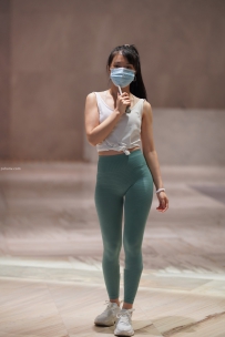 加菲mao街拍作品绿色瑜伽裤
