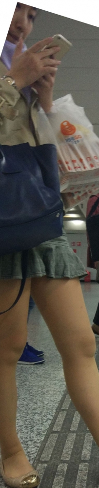 地铁短裙美腿美女图片
