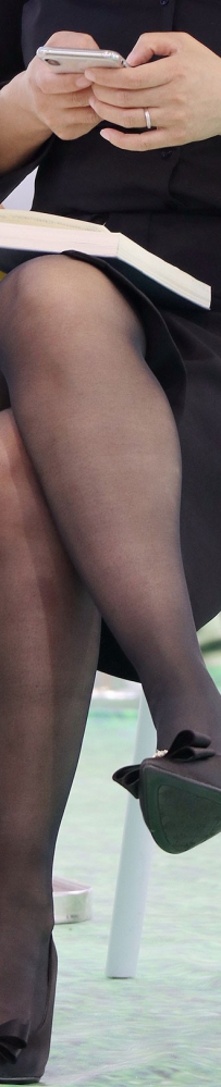 移动大厅里的黑丝美女图片