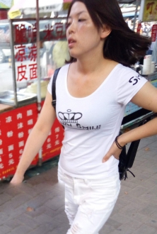 街头偶遇的丰满美女，擦肩而过