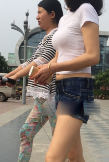 蝴蝶结的大长腿美少妇
