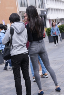 街拍北京美女图片系列：灰色紧身牛仔裤大长腿美臀美女