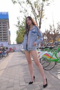 牛仔衣搭配牛仔热裤美女模特写真