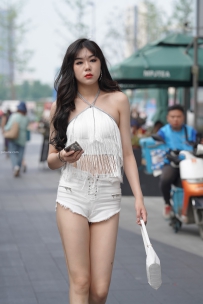 街拍热裤大长腿美女