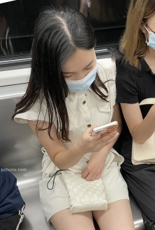 口罩时代的地铁街拍美女图片