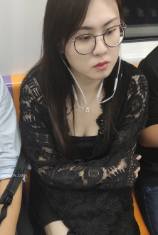 街拍性感黑色蕾丝套装美女图片
