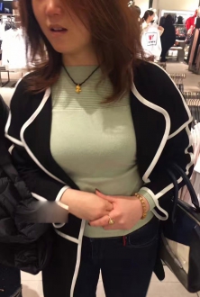 朋友服装店来了美女客户，丰满符合我的胃口