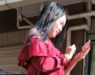 街拍牛仔裤美熟女图片