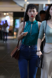 烫头发的美少妇