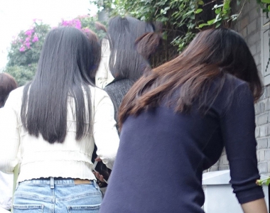 街拍深蓝色连衣裙美臀美少妇图片