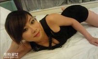 美少妇黑色性感低胸小背心