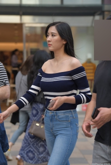 成都太古里街拍一字肩牛仔美女