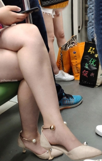 街拍粉色高跟鞋美女图片