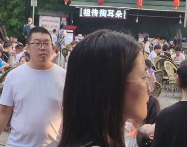 街拍粉色短袖戴眼镜的美女姐姐