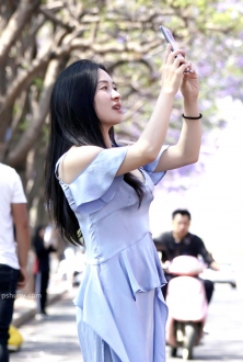 街拍天蓝色连衣长裙美女图片