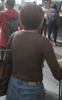 街拍枣色长袖牛仔裤美女图片