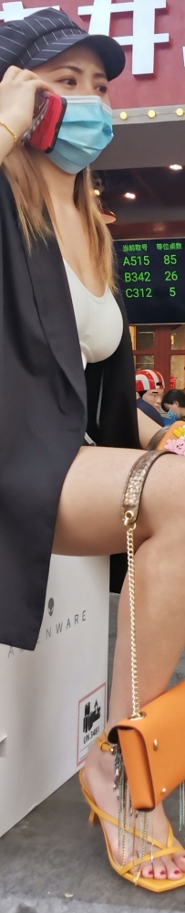 街拍丰满低胸霸气坐姿美女图