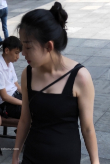 黑色吊带裙成熟的OL风