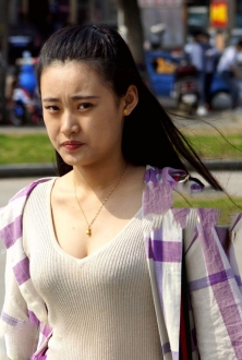 格子衬衫的配打底T恤圆领的还是v领的好看