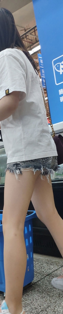 沃尔玛购物超市热裤美少妇