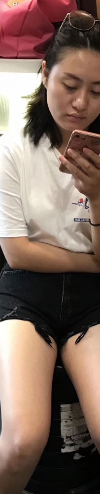 黑色热裤美腿美女独坐一角