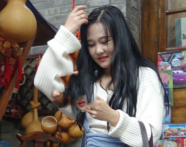 街拍蓝色裹臀牛仔裙美女，不由自主的爱上了她