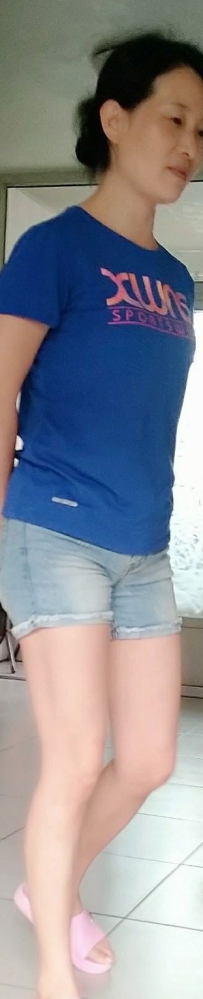 居家熟女牛仔热裤姐姐美图自拍