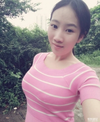 丰满美少妇，公园自拍
