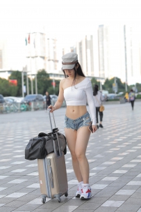 热裤美臀女孩高清街拍