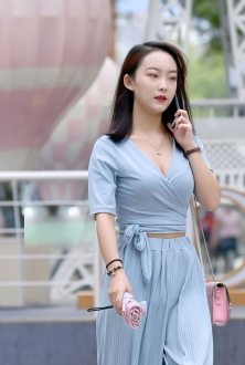 美少妇清爽宜人的装扮，丰满乳沟性感