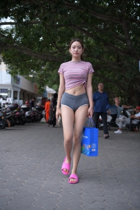 街拍旅拍灰色热裤美女
