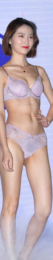 内衣模特秀黑森林若隐若现