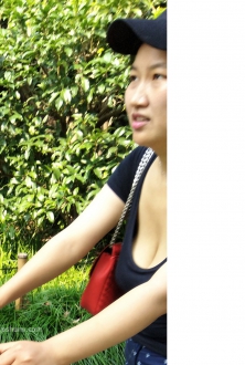 街拍棒球帽黑色短袖美女少妇图片