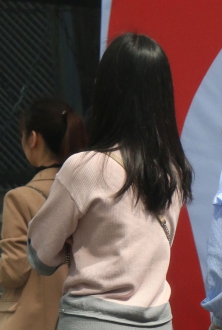 街拍太古里灰色裹臀美少妇