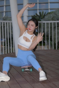 蓝色紧身瑜伽美女写真图片