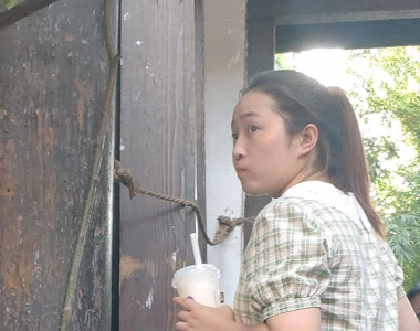 街拍牛仔热裤美腿美女图片