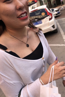 街拍黑色打底衫美少妇图片