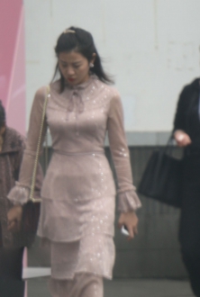 粉色连衣裙美女耳环很漂亮