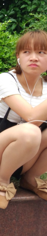 街拍黑色吊带短裤美女图片