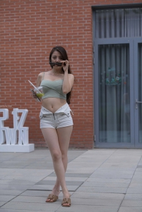 街拍白色热裤美女高清写真
