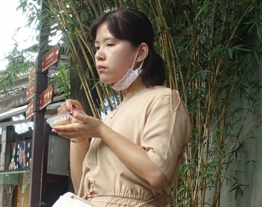 街拍卡其色休闲服美臀美女图片