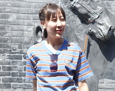 街拍白色热裤美女，成熟的魅力无法挡住