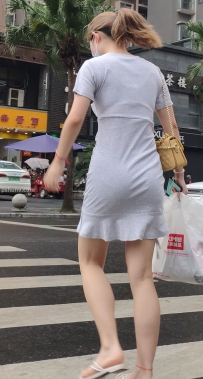 过斑马线的灰色裹臀美少妇