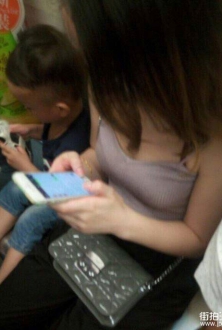 地铁上带娃的少妇