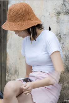 户外写生的美少女