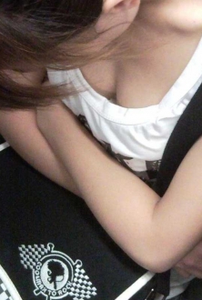 美女坐在地铁上差点睡着了