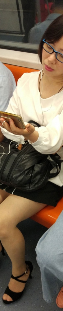 街拍地铁中的短发美熟女图片