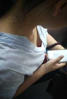 街拍天蓝色短袖衬衫美女图片